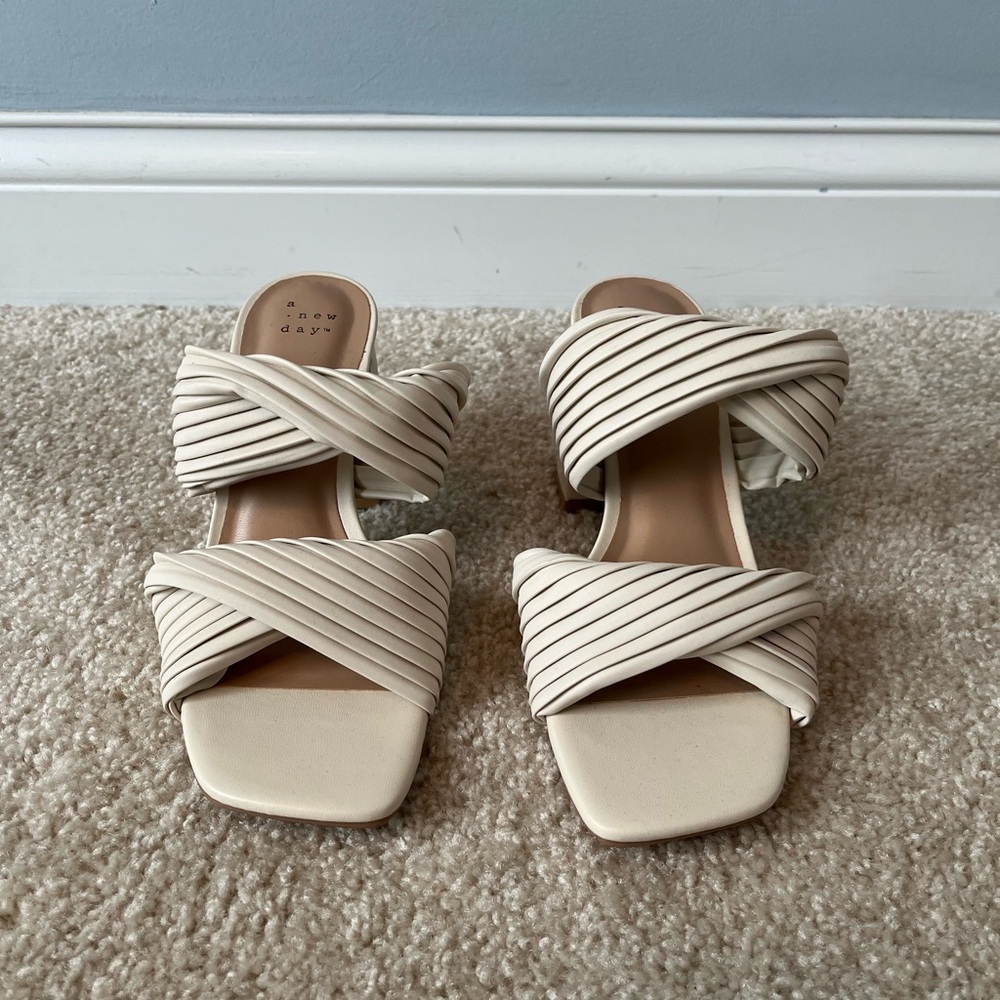 Women’s Cream Jessa Mule Heels size 7